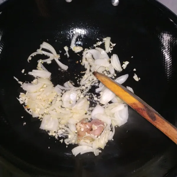 Tumis bawang putih cincang, bawang bombai, dan juga lengkuas. Geprek, tumis hingga harum.