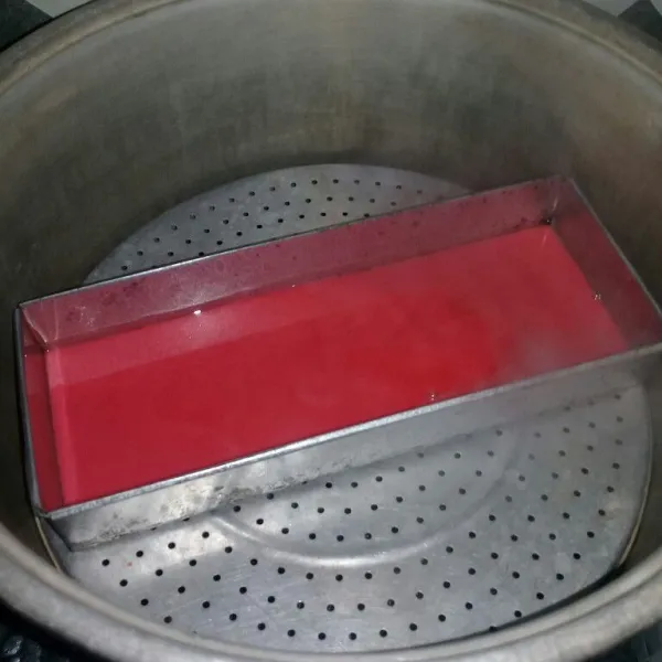 Tuang 3 sendok sayur ke loyang, kukus 5 menit per warna, terakhir kukus 20 menit.