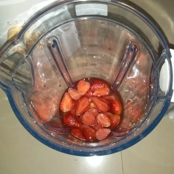 Siapkan gelas blender. Masukan potongan buah strawbery dan sirup gula. Rasa manis sesuaikan dengan selera masing - masing.