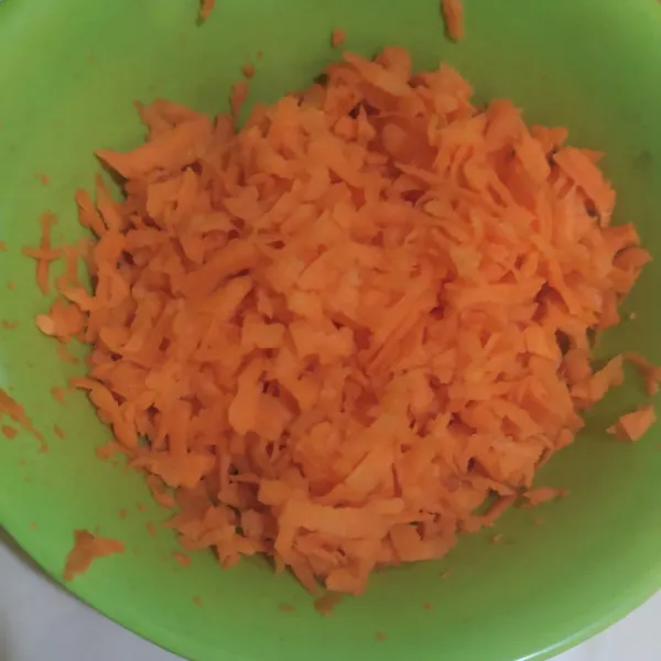 kupas wortel, cuci hingga bersih, lalu parut kasar.