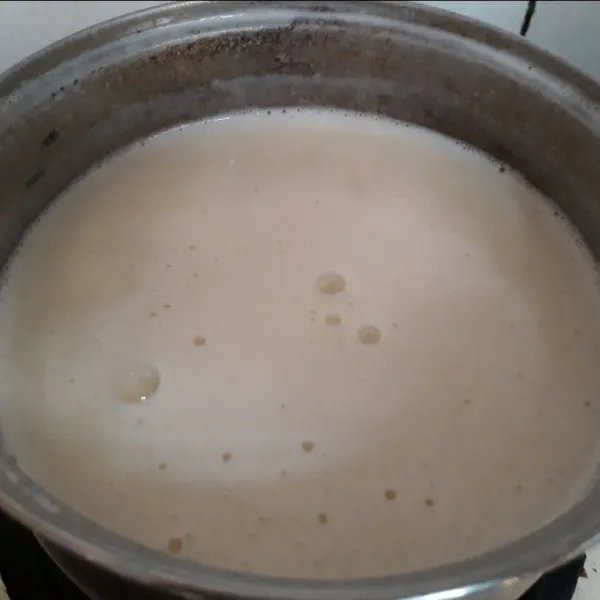 Campur dan aduk rata susu, gula dan agar². Masak dengan api kecil sampai mendidih.
