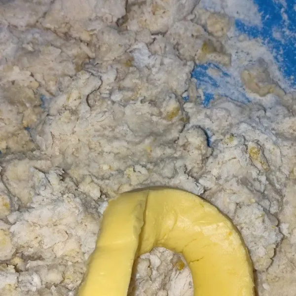 tambahkan mentega dan garam,mixer sampai kalis elastis.