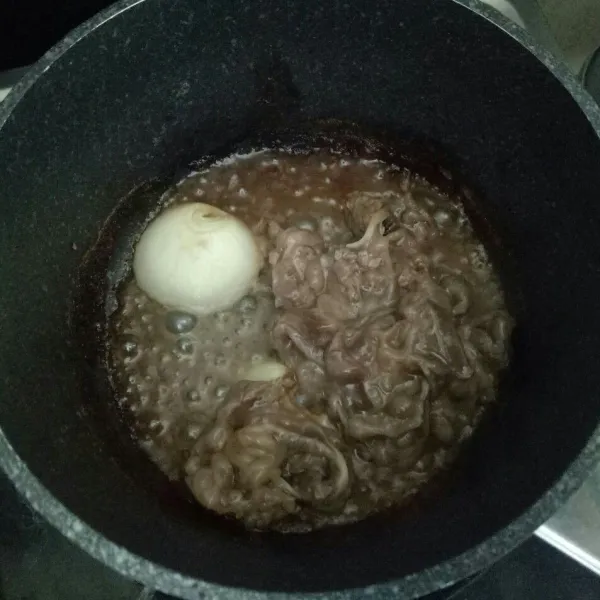Masak daging sapi dan bawang bombay hingga matang.