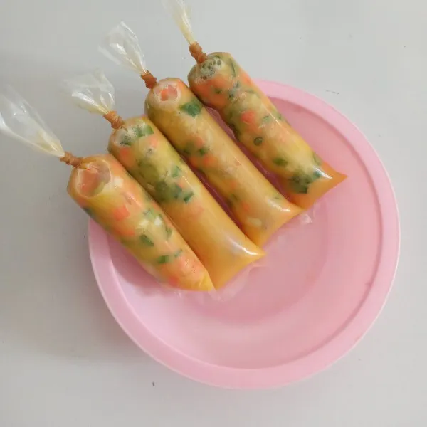 Lalu masukkan adonan telur, ikat dengan karet.