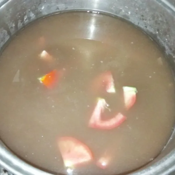 Masukkan ke damam panci, tomat yang sudah diiris, larutan terasi, gula merah, gula pasir, kaldu bubuk, garam dan belimbing wuluh (tutup panci) biarkan hingga belimbing wuluh sedikit hancur. Koreksi rasa. Jika kurang berasa asam tambahkan larutan asam jawa.