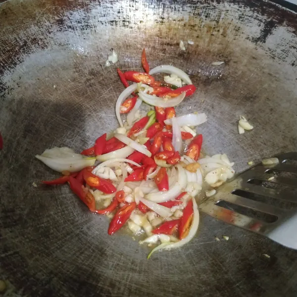 Tumis bawang putih, bawang bombay dan cabe merah sampai harum.