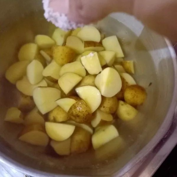 Rebus air hingga mendidih. Masukkan potongan kentang kecil lalu taburi dengan sedikit garam. Rebus hingga empuk.