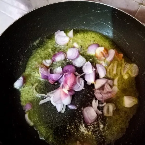 Tumis irisan bawang merah dengan mentega sampai wangi.