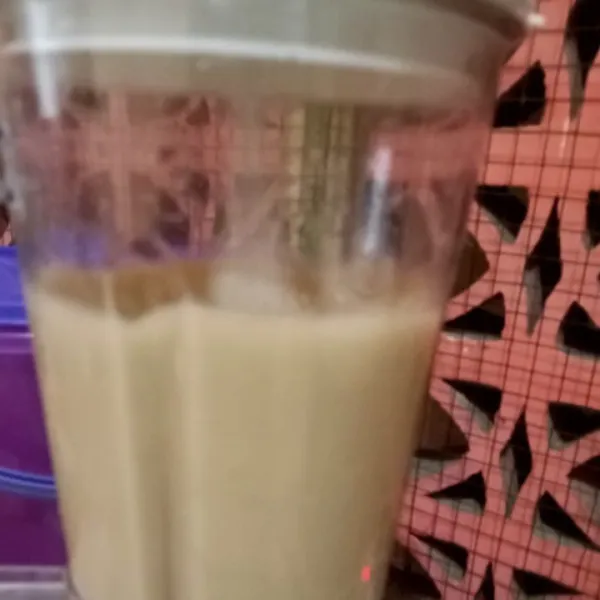 Blender bumbu halus, tambahkan 3 sendok minyak goreng dan air secukupnya. Haluskan.
