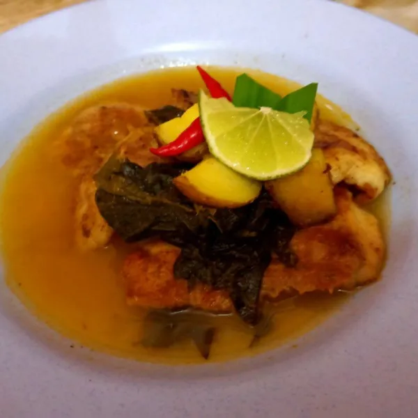 Ambil piring saji.  Letakkan Ikan dori panggang pada piring. Siram dengan kuah asem-asem. Letakkan kentang di atasnya.  Tambahkan garnis untuk mempercantik dengan jeruk nipis, potongan cabe dan daun pandan. (Kentang digunakan sebagai pengganti nasi untuk diet serta baik menjaga kadar gula dalam tubuh bagi penderita diabetes).