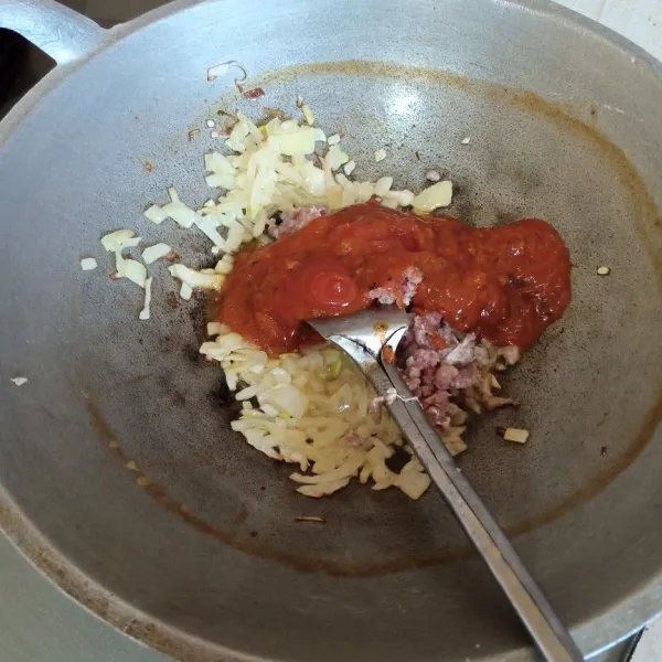 masukkan daging giling, saus spagheti dan saus sambal aduk rata.