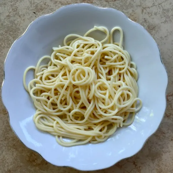 Spaghetti direbus sampai empuk.