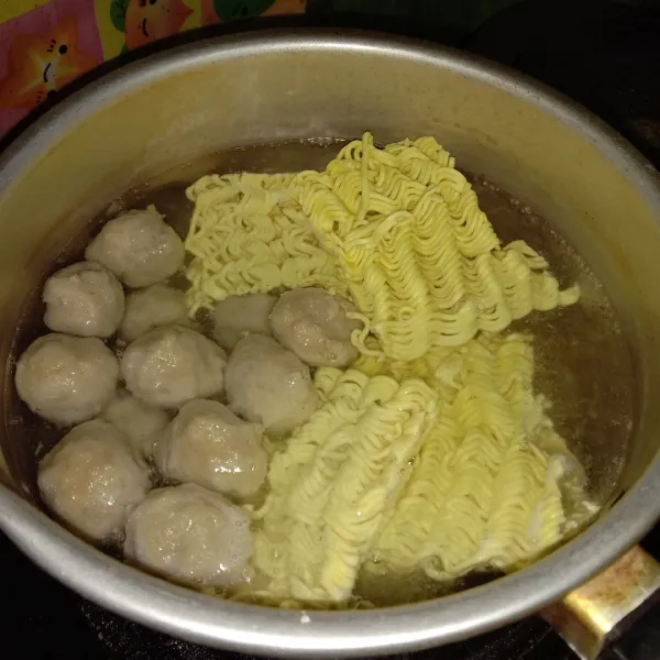 Rebus mie dan baso daging.