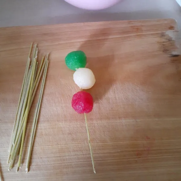 Setelah matang, tusuk dengan tusuk sate atau lidi sesuai selera.