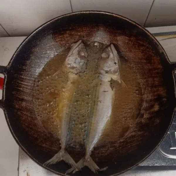 Goreng ikan hingga kering. Angkat dan sisihkan.