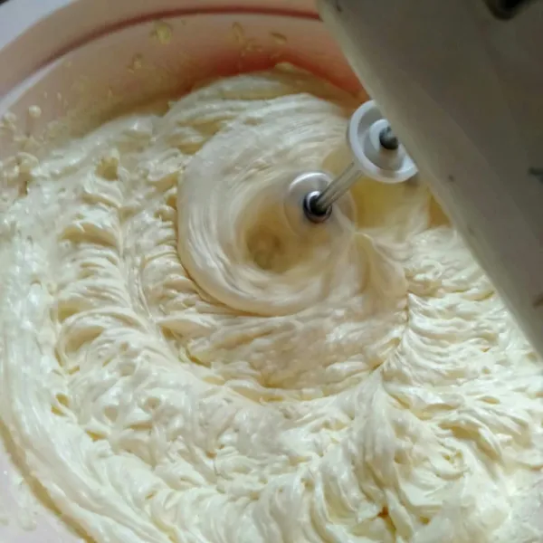 Mixer margarin dan gula hingga lembut.