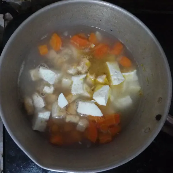 Tambahkan air secukupnya. Setelah mendidih masukkan  wortel, tunggu hingga empuk. Kemudian masukkan tahu dan putih telur.