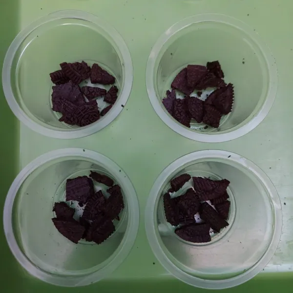 Patah²kan oreo secukupnya, masukkan kedalam cup.