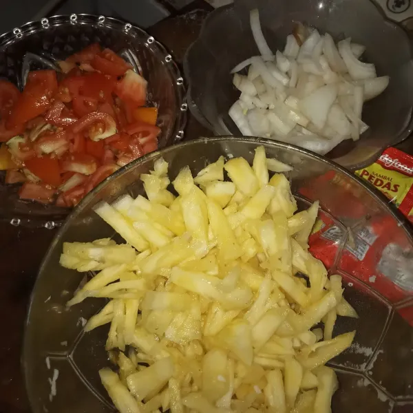Siapkan bumbu ,potong bawang bombay bawang putih nanas dan tomat.