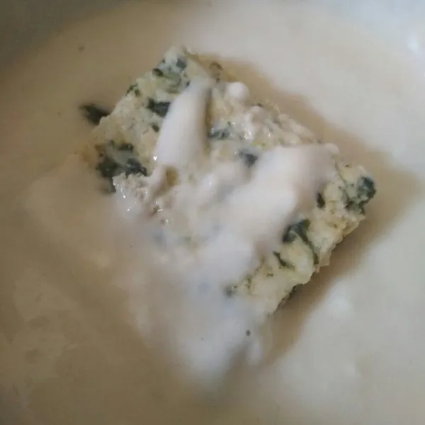 Potong-potong sesuai selera, celup kedalam larutan terigu.