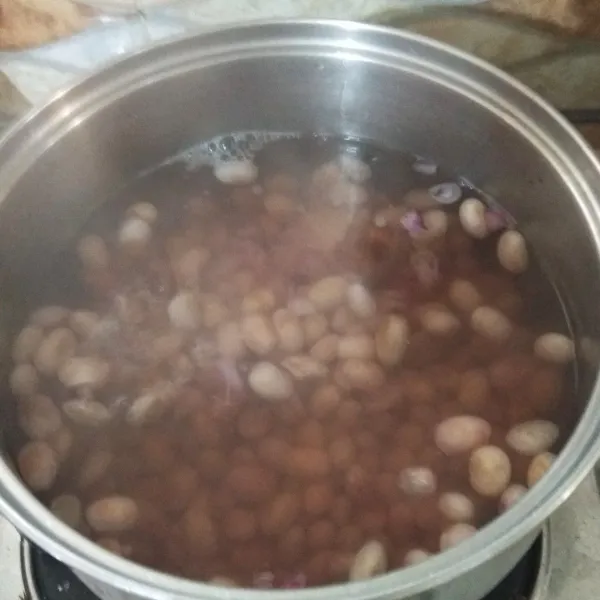 Didihkan air untuk kuah sayur di panci. Jika sudah mendidih masukkan bawang merah, lengkuas, cabe merah dan kacang endul. Rebus hingga kacang benar-benar lunak.