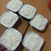 Masukkan adonan pada cup foil (pakai ukuran 7x7 cm, jadi 6 cup). Taburi parutan keju di atasnya.