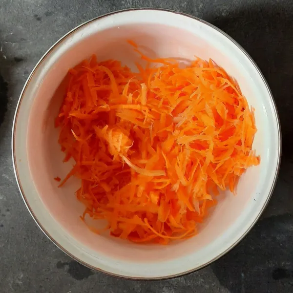Kupas juga wortel, serut lalu cuci bersih.