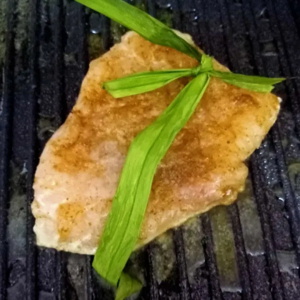 Pangggang ikan dori dengan mentega dan daun pandan letakkan di atasnya. Panggang hingga matang dan kuning kecoklatan.