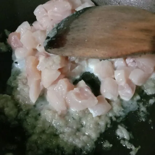 Lalu masukkan ayam. Aduk-aduk hingga ayam berubah warna dan ayam empuk.