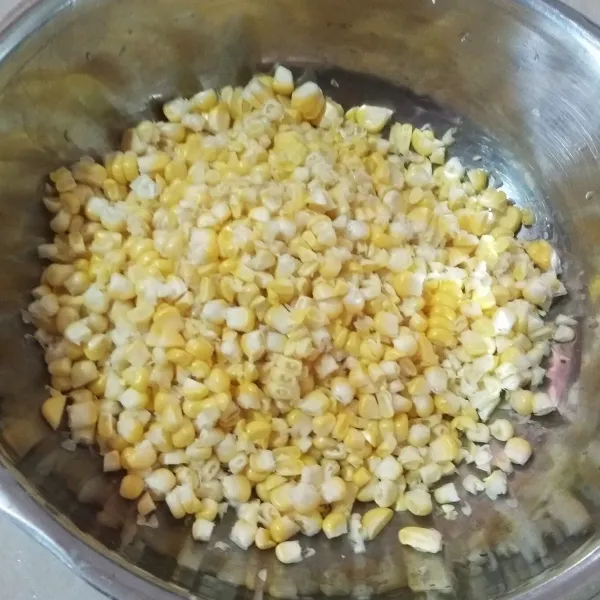 Pipil atau serut jagung manis.