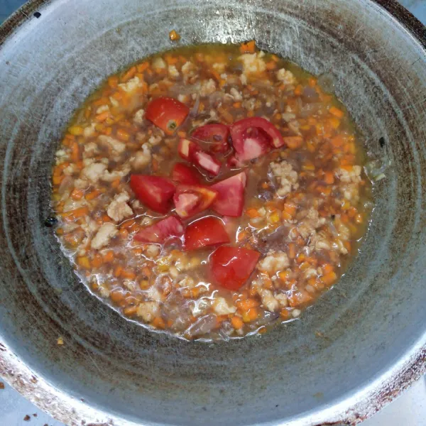 Tambahkan gula,garam,lada bubuk,kecap manis dan saos tiram. Aduk rata. Masak sampai bumbu meresap. Kemudian masukkan tomat. Aduk rata. Masak sampai layu.