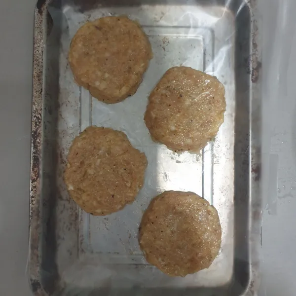 bentuk adonan menjadi bulat dan pipihkan. simpan di dalam freezer selama 30 menit.