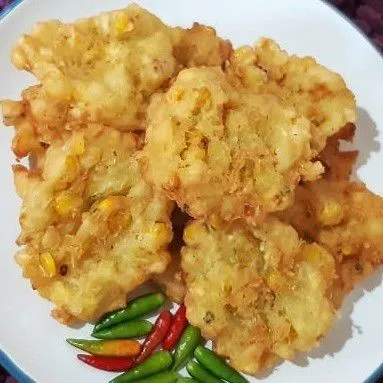 Tata dipiring saji, tambahkan cabe rawit. Siap dihidangkan.