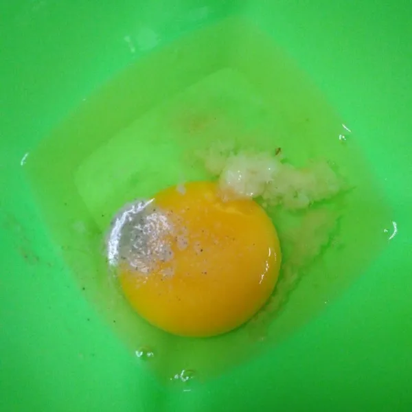 Campur telur dg bawang putih, kaldu jamur, garam dan lada bubuk, aduk rata.