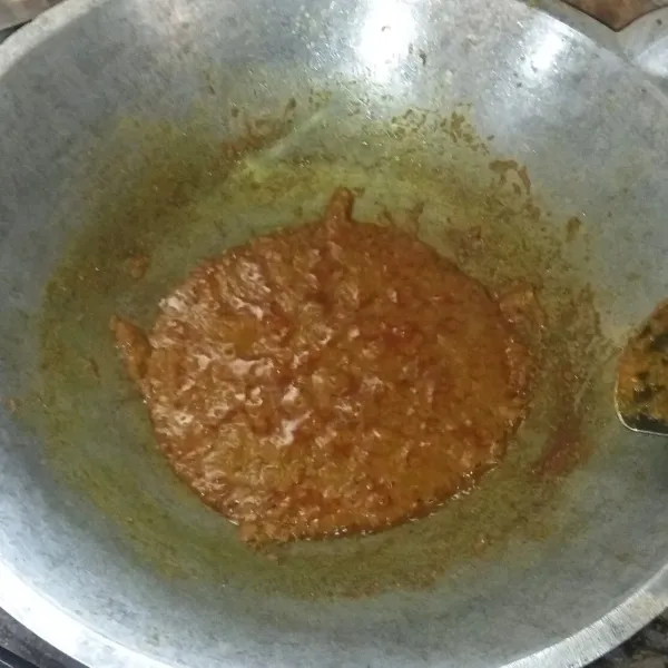 Masukkan gula merah, gula pasir, garam, kaldu ayam bubuk dan air asam jawa. Aduk hingga bumbu berubah warna dan mengeluarkan minyak.