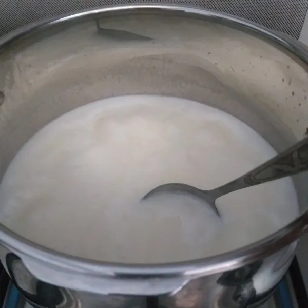 Campur semua bahan lapisan susu, aduk rata.  Masak sampai mendidih.