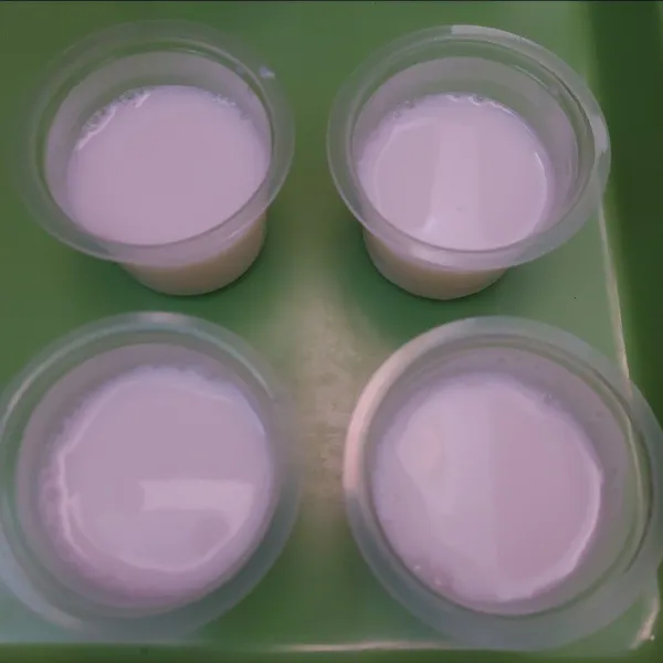 Dinginkan sampai uap panasnya hilang. Lalu masukkan kedalam cup ¾tinggi cup. Biarkan set.