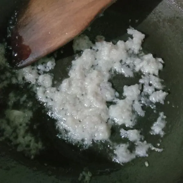 Tumis bumbu halus hingga harum.