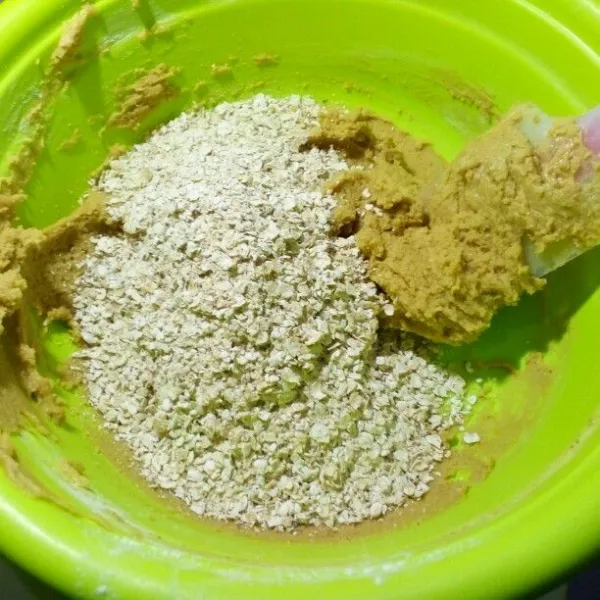 Masukkan oatmeal sangrai, aduk rata.