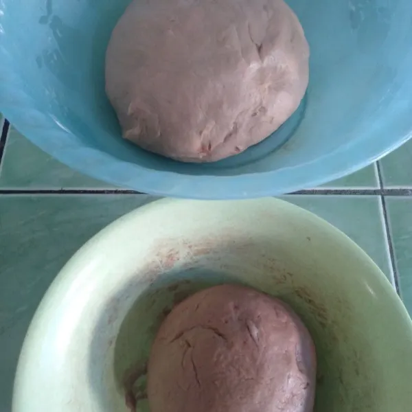 Ambil 1/4 bagian adonan nya. Tambahkan lagi bubuk cokelat. Sesuaikan. Kemudian, diamkan hingga mengembang 2x lipat (selama 1 jam). Adonan ditutup kain lembab.