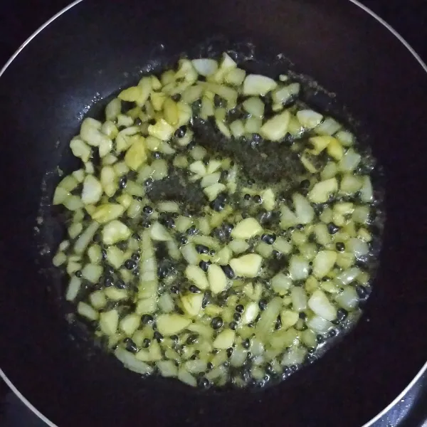 Tumis bawang putih dan bawang bombai hingga harum.