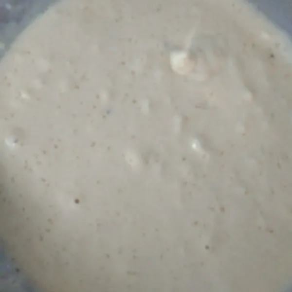 Campur dalam wadah tepung terigu, tepung beras, gula pasir dan vanili bubuk, aduk rata.