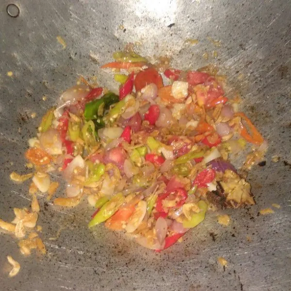 Masukkan rebon kering, aduk rata.