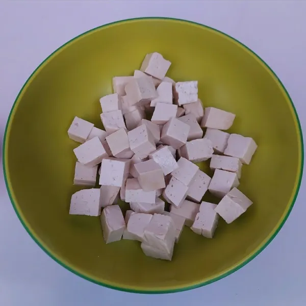 Potong² tahu menjadi bentuk dadu kecil.