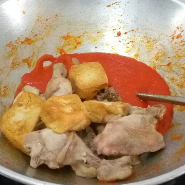 Masukkan ayam dan tahu, aduk rata