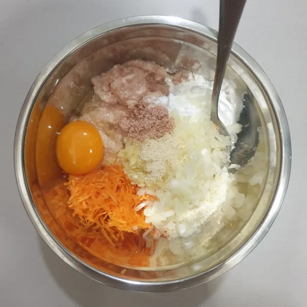 campurkan ayam giling, wortel, Bawang Bombay, bawang putih, telur, tepung kentang, paprika bubuk, Merica bubuk, garam, dan kaldu jamur, Aduk adonan sampai benar-benar tercampur rata.