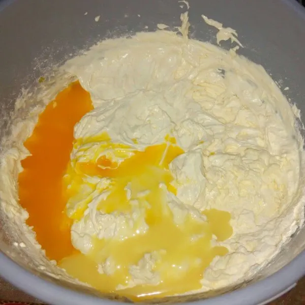 Masukan margarin leleh dan susu kental manis mixer sebentar saja lalu matikan mixer.
