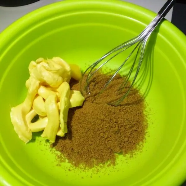 Kocok butter dan gula palem sampai creamy. Bisa menggunakan mixer atau whisker.