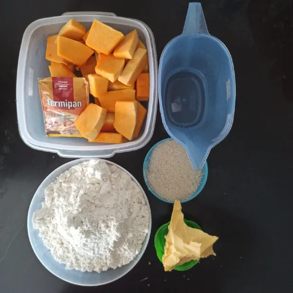 Siapkan bahan untuk membuat bakpao. Kupas kabocha, cuci bersih kemudian kukus hingga empuk.
