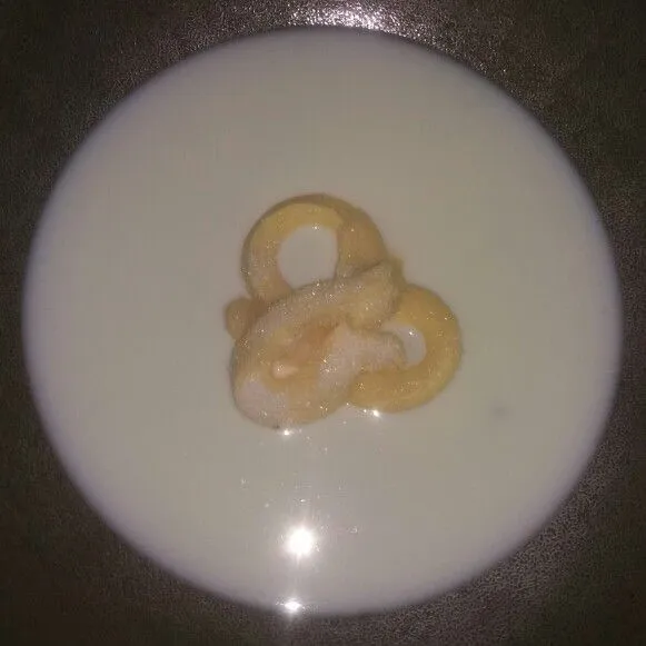Campurkan mentega, gula pasir dan  vanili bubuk dalam wajan anti lengket. Lalu masak hingga menteganya mencair menggunakan api sedang cenderung kecil.